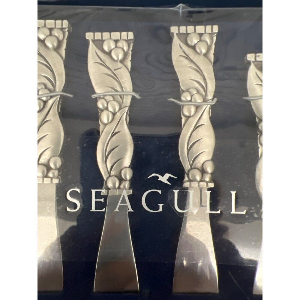 Seagull Pewter Set of 4 Appetizer / Cheese Spreader Knife Grape Pattern - Picture 3 of 4